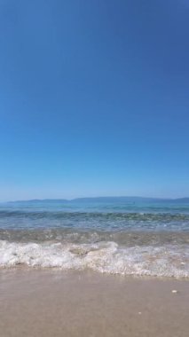 Sahilde gün doğumu sakin ve dalgalı