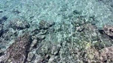 Sahilde gün doğumu sakin ve dalgalı