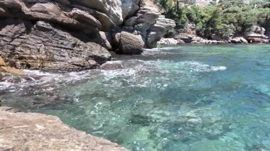 Deniz dalgaları, gökyüzü, dağlar ve kum. - Evet. Yüksek kalite 4k görüntü