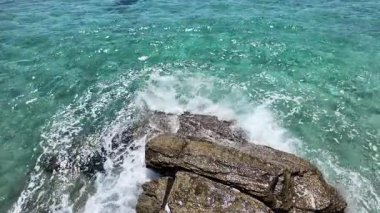 Deniz dalgaları, gökyüzü, dağlar ve kum. - Evet. Yüksek kalite 4k görüntü