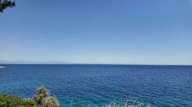 Deniz dalgaları, gökyüzü, dağlar ve kum. - Evet. Yüksek kalite 4k görüntü