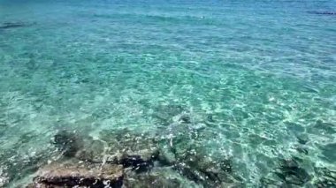 Deniz dalgaları, gökyüzü, dağlar ve kum. - Evet. Yüksek kalite 4k görüntü