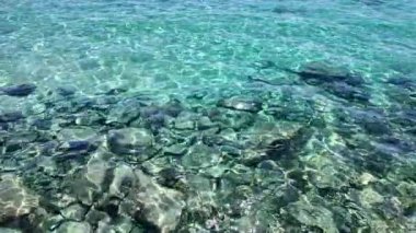 Deniz dalgaları, gökyüzü, dağlar ve kum. - Evet. Yüksek kalite 4k görüntü