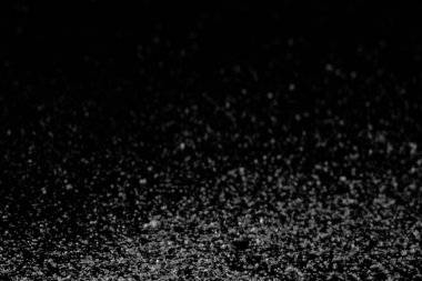 Siyah arkaplanda beyaz kar