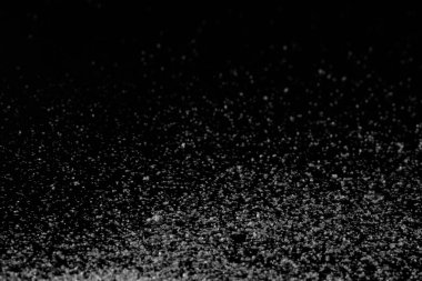 Siyah arkaplanda beyaz kar