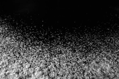 Siyah arkaplanda beyaz kar