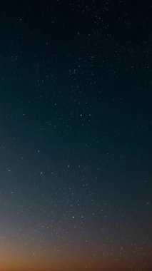 Dağları ve aydınlık evleri olan huzurlu bir kasabanın üzerinde gece gökyüzünde parlayan parlak bir Noel yıldızı..