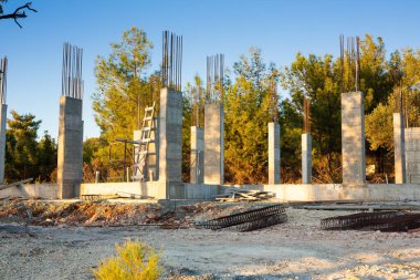 Kıbrıs Rum Kesimi kırsal kesiminde inşaat sahası.