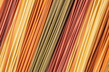 Arka plan olarak İtalyan sebzeli düz makarna yakın plan görüntüsü. Üst yatay görüntü. Görüntü düzleştirildi.