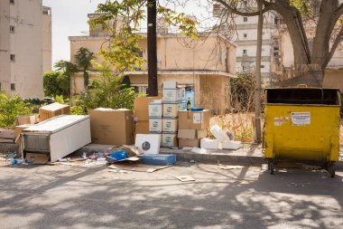 Limasol, Kıbrıs - 24 Ekim 2020 - Farklı türde çöp ve şehir sokaklarındaki eski buzdolabı.