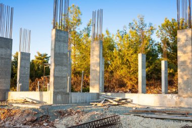 Kıbrıs Rum Kesimi kırsal kesiminde inşaat sahası.