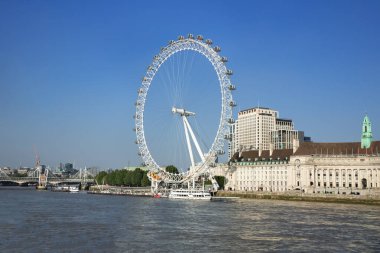 Thames nehri üzerindeki Westminster Köprüsü 'nden Londra Gözü ve Belediye Binası manzarası.