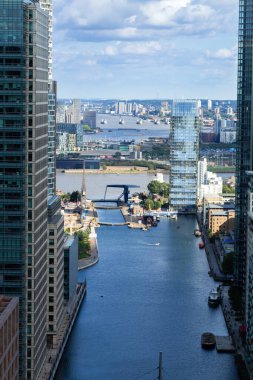 Canary Wharf finans bölgesinin modern ofis binaları ve konut binalarıyla en iyi manzarası..