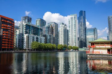 Modern binalar Millwall İskelesi 'nde ve Canary Wharf' ta Dogs Adası, Londra, İngiltere.