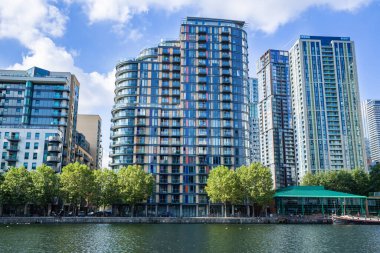 Modern binalar, Londra 'daki Millwall İç Rıhtımı' nda..