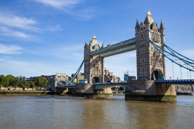 Tower Bridge Londra, İngiltere Thames Nehri üzerinde.