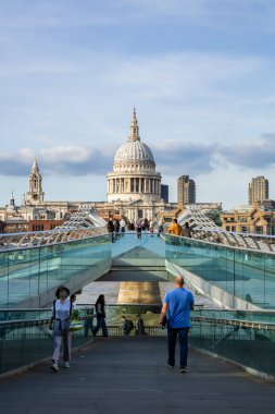 Londra, Birleşik Krallık - 21 Eylül 2021 - St. Paul Katedrali ve Milenyum Köprüsü 'ndeki insanlar.
