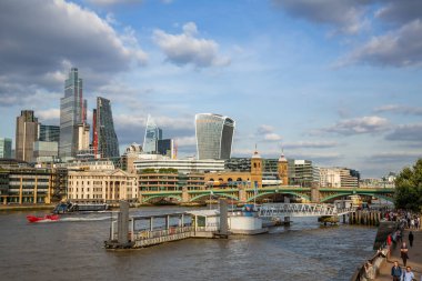 Londra, Birleşik Krallık - 21 Eylül 2021 - Şirket binaları, Southwark Köprüsü ile Londra finans bölgesi.