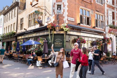 Londra, Birleşik Krallık - 24 Eylül 2021 - Shakespeare 's Head pub Soho' daki Carnaby Street Mahallesi, Londra 'nın ünlü bölgesi.