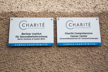 Berlin, Almanya - 21 Ağustos 2021 - Duvarda Kapsamlı Kanser Merkezi tabelası. Berlin Sağlık Enstitüsü.