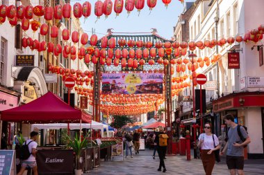 Londra, Birleşik Krallık - 24 Eylül 2021 - Çin Mahallesi, Wardour Caddesi 'nde yürüyen insanlar. Leicester Meydanı yakınlarında bir sürü kırmızı fener ve Çin restoranı var..