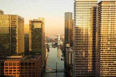 Londra, Birleşik Krallık - 6 Eylül 2021 - Canary Wharf finans bölgesi günbatımında kurumsal ofis modern binaları ve konut binaları.