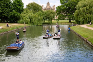 Cambridge, İngiltere - 2 Haziran 2022 - Cam nehrinin her iki yakası, tarihi binalar ve üniversiteler boyunca gezi turu.