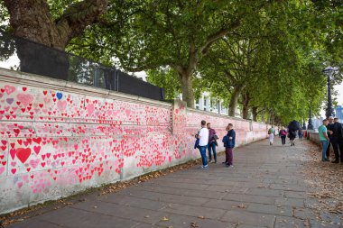 Londra, Birleşik Krallık - 18 Eylül 2021 - National Covid Memorial Wall. İngiltere 'deki her bir covid-19 kurbanını temsil etmek için duvardaki binlerce pembe kalp..