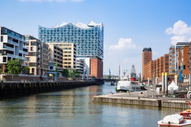 Hamburg 'un HafenCity mahallesindeki Elbphilharmonie konser salonu, modern ve eski binalar, Almanya' nın bir kısmı.