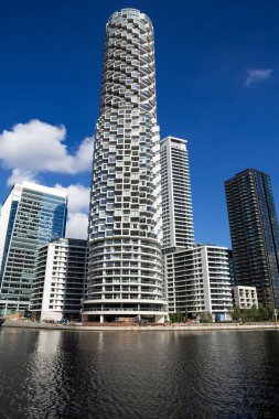 Canary Wharf finans bölgesi. Şirket ofisleri modern binalar ve konut binaları..