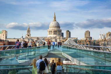 Londra, Birleşik Krallık - 21 Eylül 2021 - St. Paul Katedrali ve Milenyum Köprüsü 'ndeki insanlar.