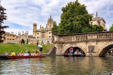 Cambridge, İngiltere - 2 Haziran 2022 - Cam nehrinin her iki yakası, tarihi binalar ve üniversiteler boyunca gezi turu.