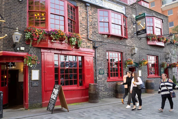 ロンドン イギリス 2021年9月21日 有名なTha Anchorパブを赤いドアと窓で歩く未確認の人々 — ストック写真