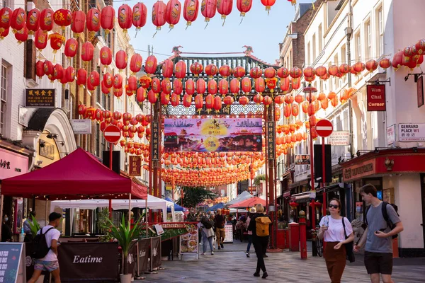 Londra, Birleşik Krallık - 24 Eylül 2021 - Çin Mahallesi, Wardour Caddesi 'nde yürüyen insanlar. Leicester Meydanı yakınlarında bir sürü kırmızı fener ve Çin restoranı var..