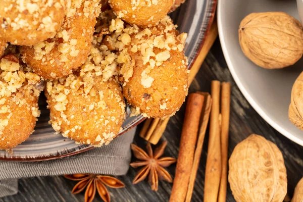 希腊和塞浦路斯的传统圣诞糖果甜瓜 肉桂棒 核桃和茴香星缀在木制背景上 蜂蜜饼干 — 图库照片