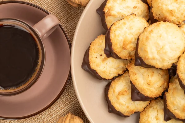 Kokoskoekjes Met Chocolade Beige Bord Kop Koffie Walnoten Jute Achtergrond — Stockfoto