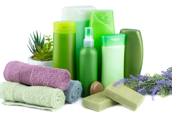 Προϊόντα Υγιεινής Πράσινα Μπουκάλια Σαπούνια Πετσέτες Και Φυτά Λευκό Φόντο — Φωτογραφία Αρχείου