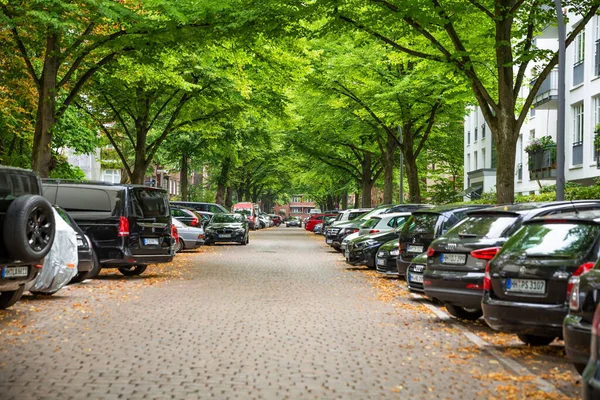 德国汉堡 2022年8月16日 许多汽车停在美丽社区的绿树下 — 图库照片