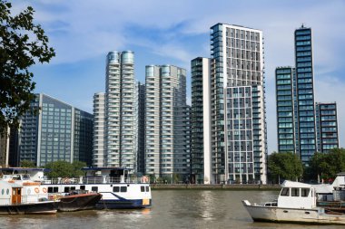 Thames Nehri 'ndeki Albert Embankment' taki modern binaların manzarası.
