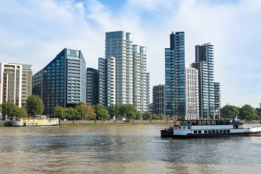 Thames Nehri 'ndeki Albert Embankment' taki modern binaların manzarası.