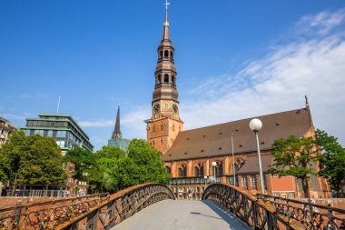 13. yüzyılın St. Katharinen Lutheran kilisesi eski bir org ile ünlü besteci Bach 'ı çaldı. Görüntü Jungfernbrucke Köprüsü, Hamburg, Almanya.