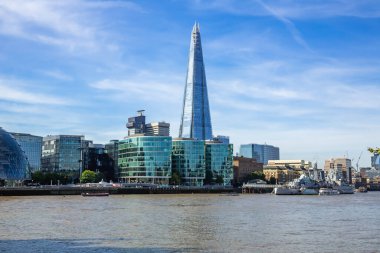 Thames nehrindeki Çömlek ve Londra Belediye Binası.