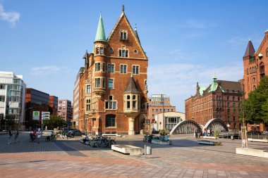 Hamburg, Almanya - 16 Ağustos 2022 - Neuerwegsburcke St. Annenplatz 'ı ünlü Speicherstadt depo bölgesi olan UNESCO Dünya Mirası Bölgesi' ndeki St. Annenufer 'e bağlıyor.