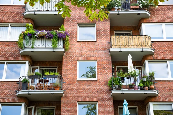 Bellissimo Edificio Con Molti Fiori Sui Balconi Amburgo Germania — Foto Stock
