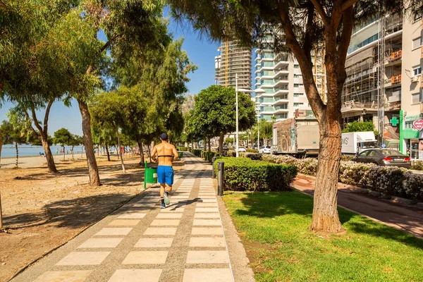 リマソル キプロス 2021年7月9日 午前中にビーチや海辺の道路を走っている若い男 — ストック写真
