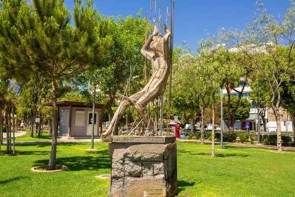 塞浦路斯利马索尔 2021年7月9日 作家Manolis Tzombanakis在旧城附近的Molos公园献祭雕塑 — 图库照片