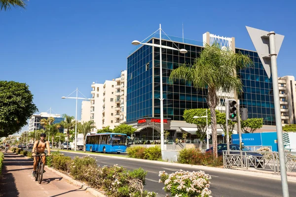 Limassol Cyprus Juli 2021 Jongeman Loopt Ochtends Aan Het Strand — Stockfoto