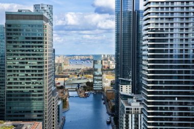 Canary Wharf finans bölgesinin modern ofis binaları ve konut binalarıyla en iyi manzarası..