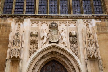 Cambridge Üniversitesi, Cambridgeshire, İngiltere, İngiltere 'deki King' s College Kilisesi 'nin girişinde taş oyulmuş arma detayları.