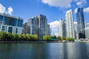 Modern binalar Millwall İskelesi 'nde ve Canary Wharf' ta Dogs Adası, Londra, İngiltere. 